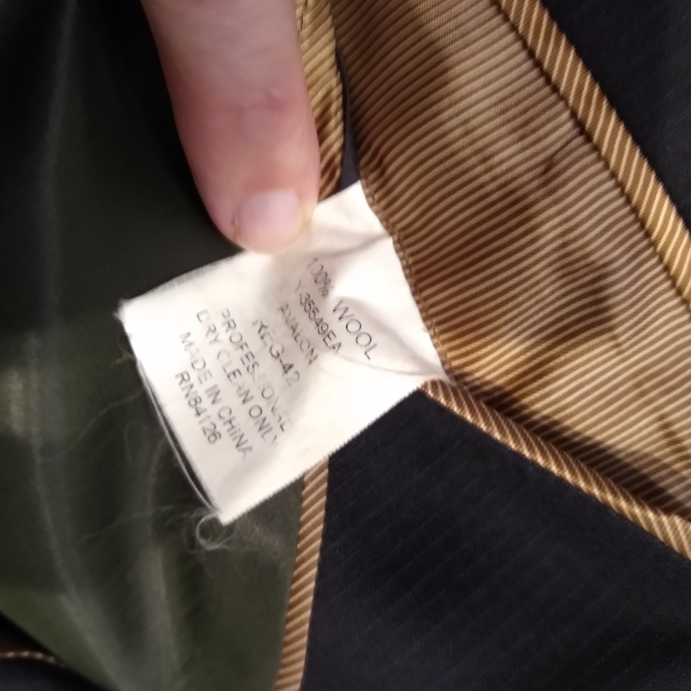 Men's Suit - Picture 3 of 4